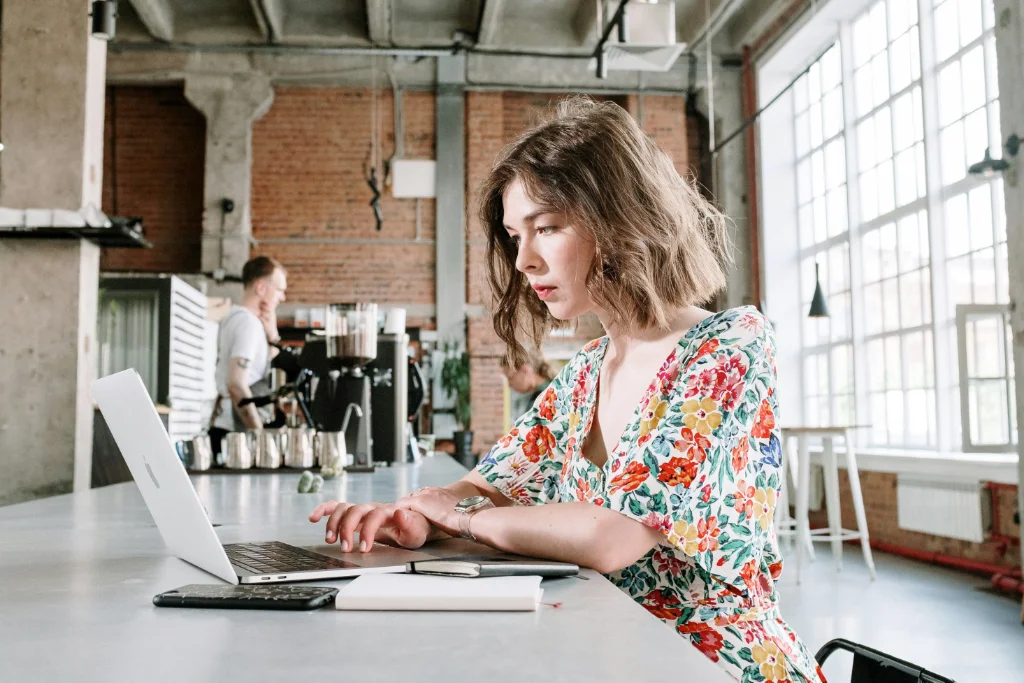 Panel de control de una aplicación web mostrando analíticas y datos.